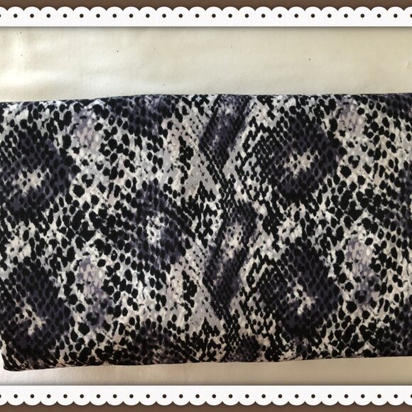 Crochet Knitting Needle Case Organizer Snake Skin Print Flower Décor Closure - Picture 3 of 14